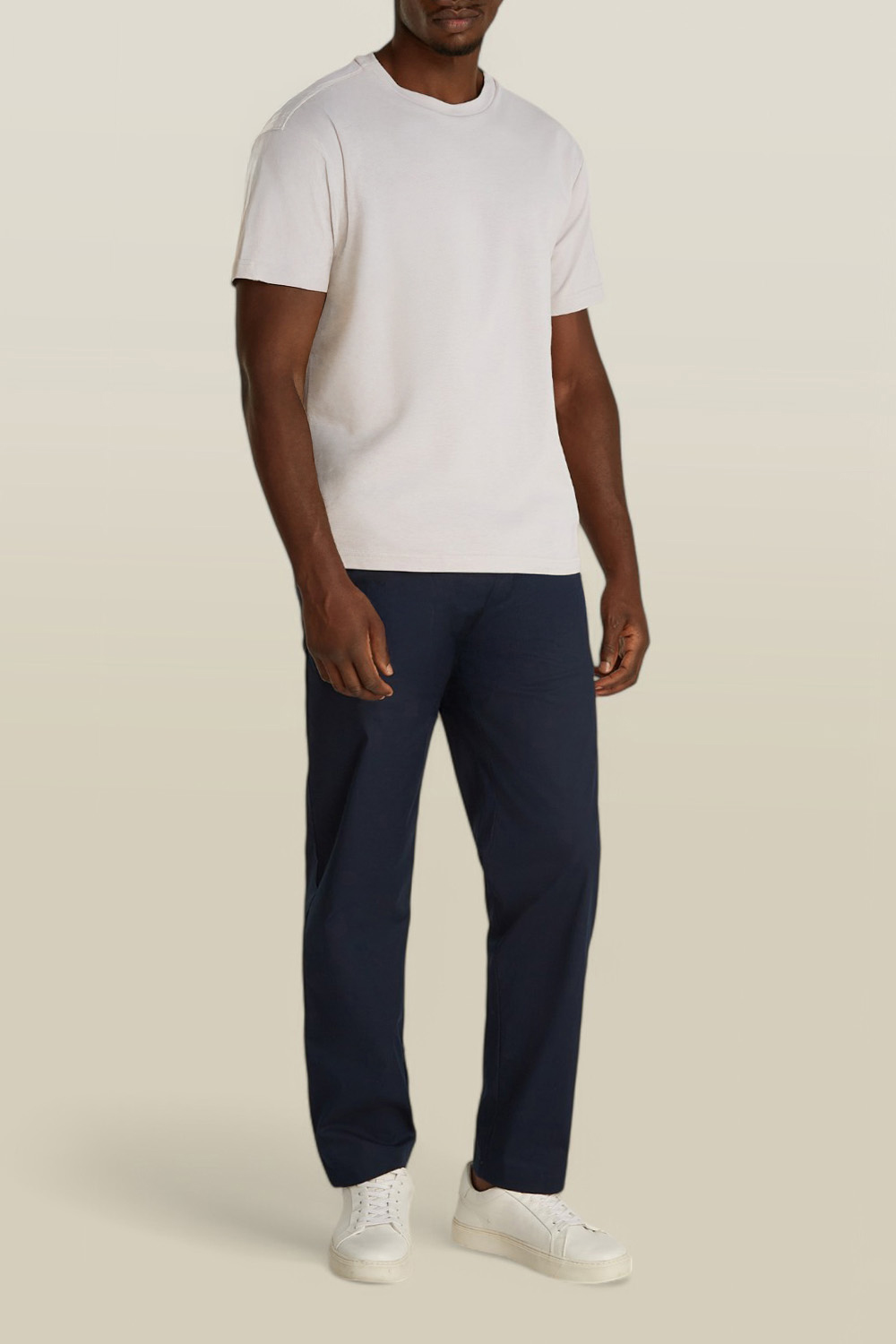 תמונת כל הלוק של חולצת טי CALVIN KLEIN